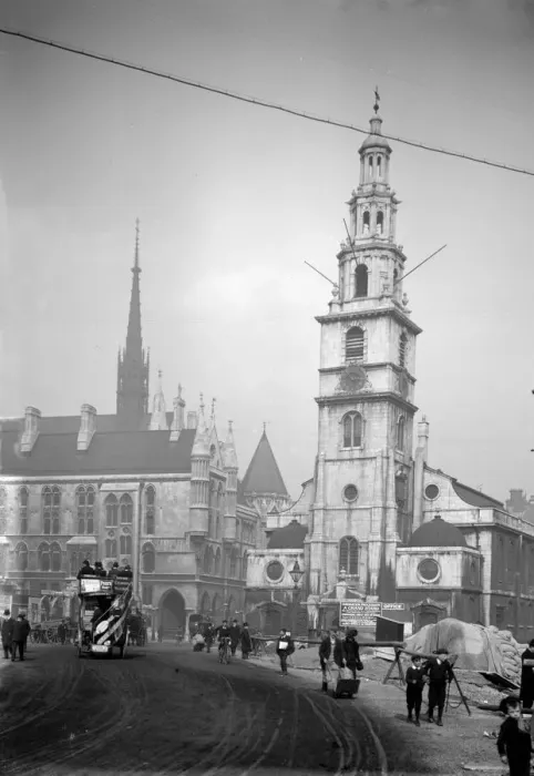 Framed Print : St Clement Danes Church in the Strand in Westminster, London. The Royal Courts Framed Print : St Clement Danes Church in the Strand in Westminster, London. The Royal Courts