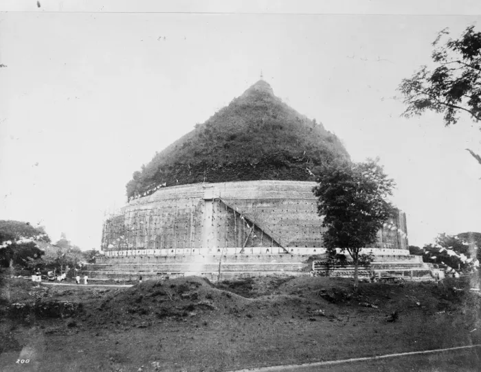 Framed Print : The St Pauls of Ceylon. The famous Ruanweli, or Gold Dust Pagoda, at Anuradhapura Framed Print : The St Pauls of Ceylon. The famous Ruanweli, or Gold Dust Pagoda, at Anuradhapura