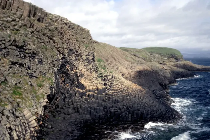 Framed Print : Staffa The hexagonal basaltic columns which form the cliffs of Staffa Island