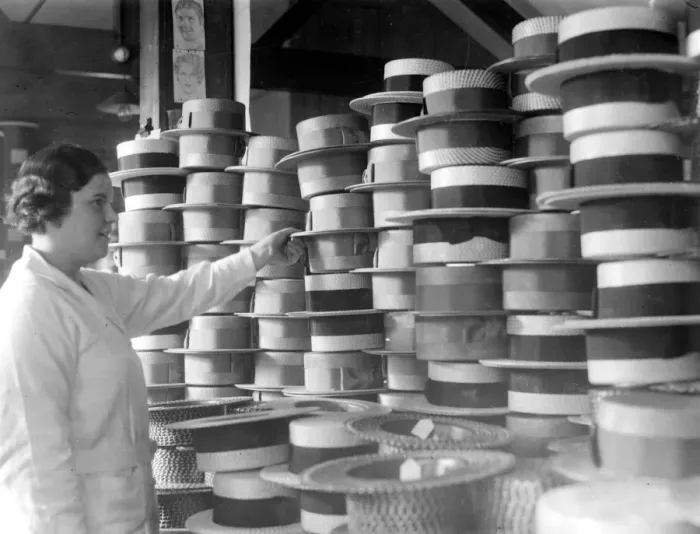 Framed Print : Straw and felt hat making at Messrs Olemeys, 43 York Street, Luton. 24 April 1934 Framed Print : Straw and felt hat making at Messrs Olemeys, 43 York Street, Luton. 24 April 1934