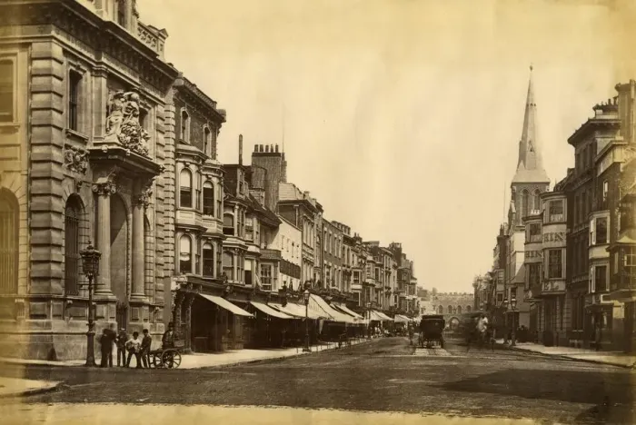 Framed Print : A street Scene of London Framed Print : A street Scene of London