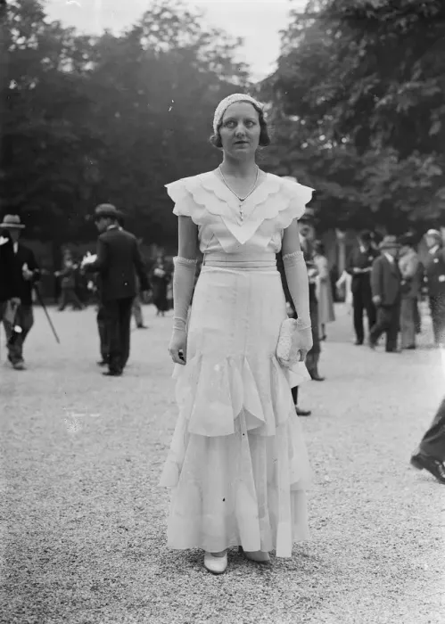 Framed Print : Striking fashions at French Grand Prix meeting at Longchamps. One of the striking Framed Print : Striking fashions at French Grand Prix meeting at Longchamps. One of the striking