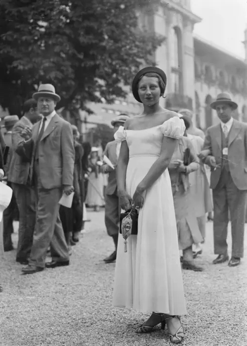 Framed Print : Striking fashions at French Grand Prix meeting at Longchamps. One of the striking