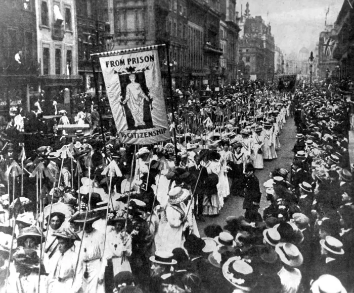 Framed Print : Suffragettes demonstrating in London. The wands they carry 617 are one for each conviction Framed Print : Suffragettes demonstrating in London. The wands they carry 617 are one for each conviction