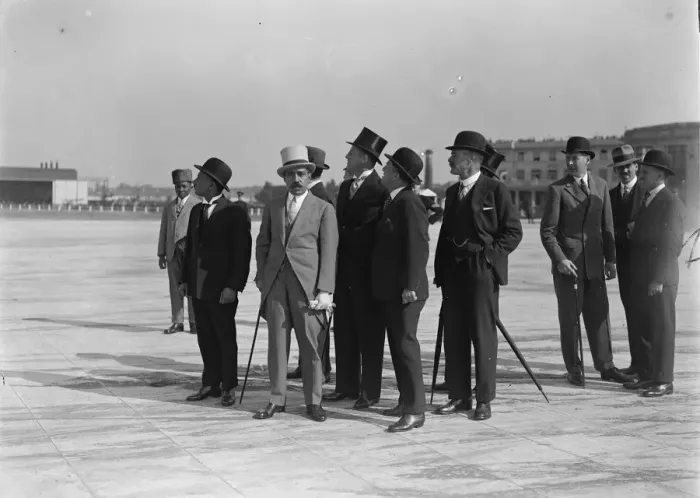 Framed Print : Sultan of Muscat at Croydon aerodrome. 20 September 1928