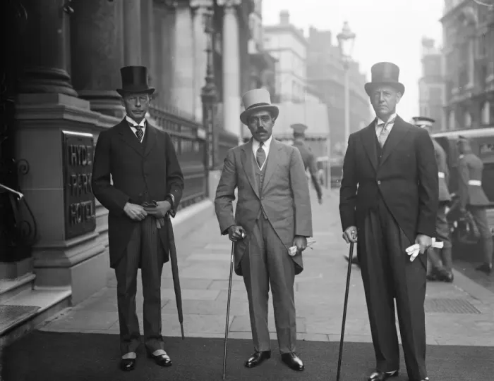 Framed Print : Sultan of Muscat and Oman arrives. The Sultan ( centre ) on arrival at his hotel in London