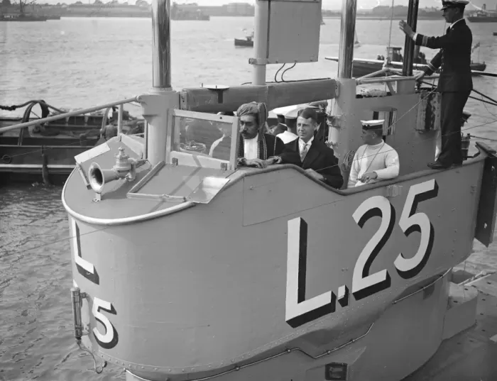 Framed Print : Sultan of Muscat in Portsmouth. Sultan on board the submarine, L25. 22 September Framed Print : Sultan of Muscat in Portsmouth. Sultan on board the submarine, L25. 22 September