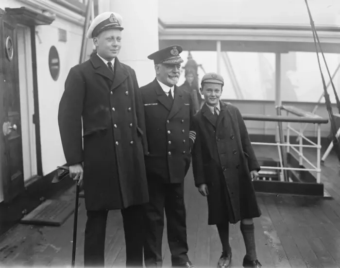 Framed Print : Survivors of the sinking liner horror. Captain Day of the SS Kinfaun Castle