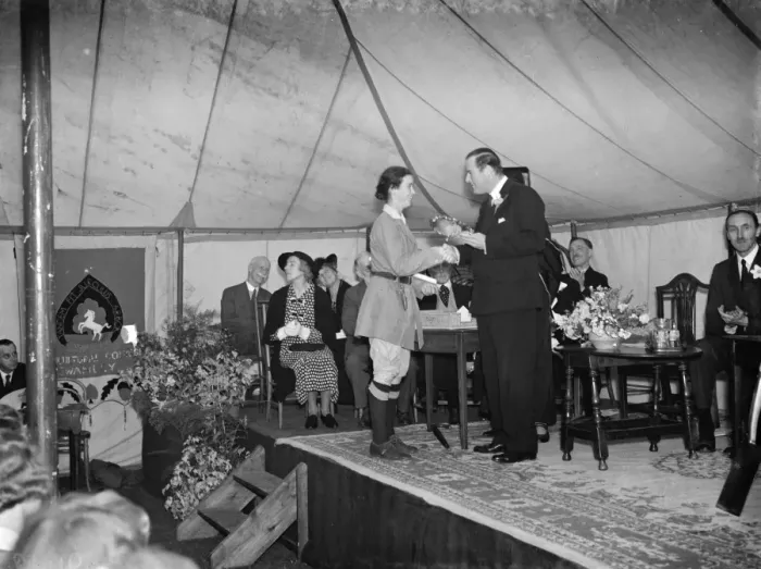 Framed Print : The Swanley horticultural college speech day. Earl of Feversham presents a plate