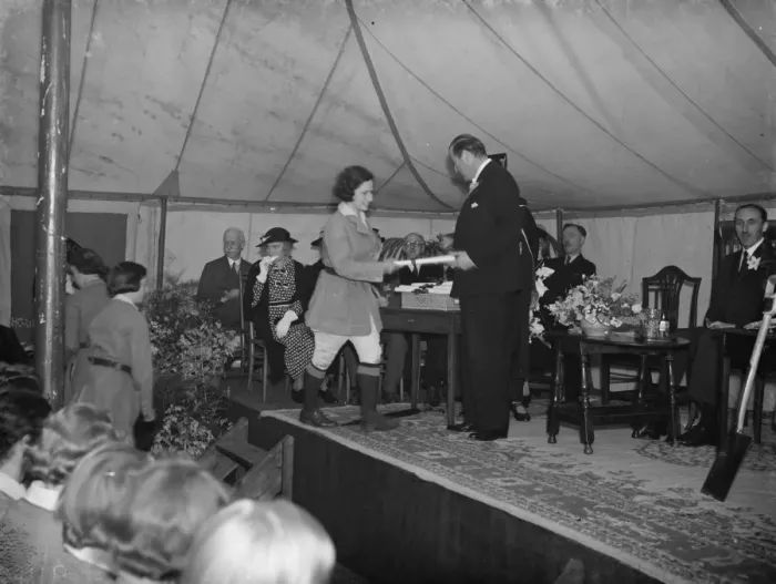Framed Print : The Swanley horticultural college speech day. Earl of Feversham presents a plate Framed Print : The Swanley horticultural college speech day. Earl of Feversham presents a plate