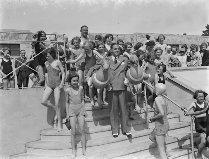 Framed Print : The Swanscombe Baths in Kent. Mr Behar poses with two Inflatable birds. The children