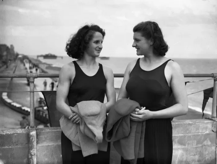 Framed Print : Swimmers, Cathie Gibson and former champion, Nancy Riach pictured at the Hastings