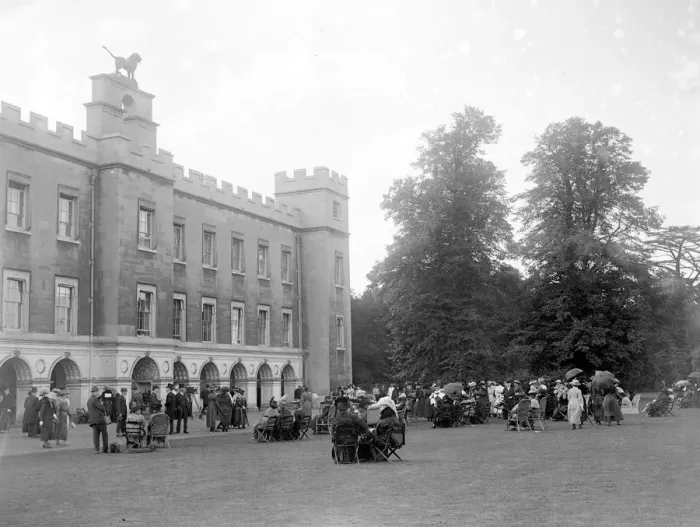Framed Print : Syon Park, Brentford, seat of the Duke and Duchess of Northumberland. 15 June 1922