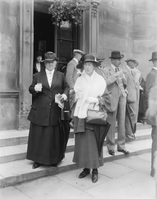 Framed Print : Taking the waters at Harrogate, Yorkshire. Miss Craigie Halkett and the Countess of Yarborough