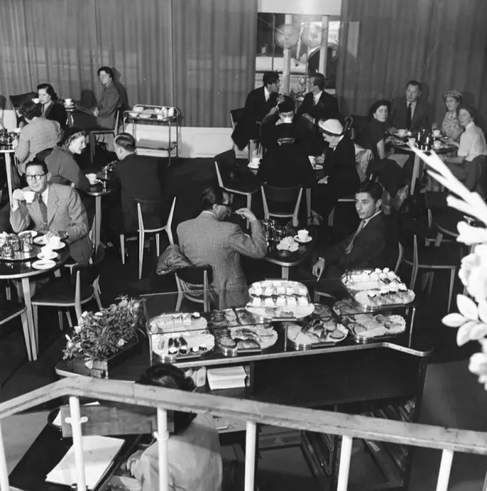 Framed Print : The Tea Centre off the Haymarket, London 1951