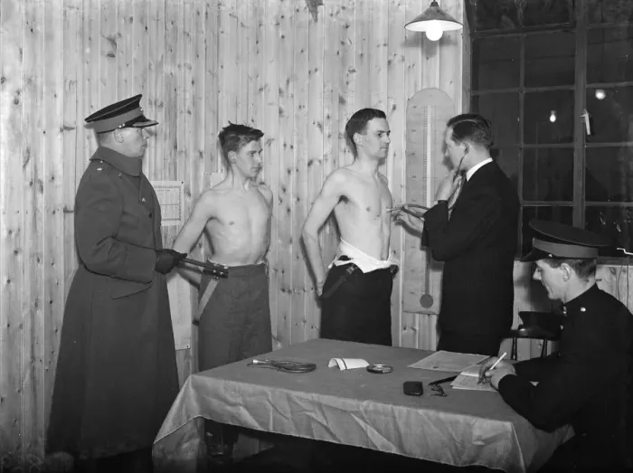 Framed Print : Territorial Army recruiting week at Sidcup, Kent. Potential recruits having their Framed Print : Territorial Army recruiting week at Sidcup, Kent. Potential recruits having their