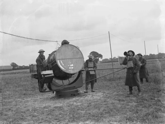 Framed Print : Territorial Army recruits at camp in Chichester, Sussex. Here they are practicing Framed Print : Territorial Army recruits at camp in Chichester, Sussex. Here they are practicing