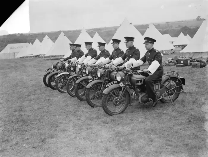 Framed Print : Territorial Army recruits at camp in Lympne, Kent. Mounted machines