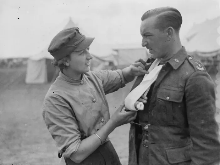 Framed Print : Territorial Army recruits at camp in Lympne, Kent. Treating an injury Framed Print : Territorial Army recruits at camp in Lympne, Kent. Treating an injury