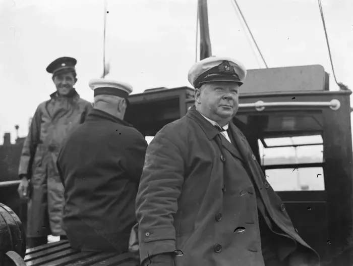 Framed Print : Thames pilots at Gravesend, Kent, who help ships navigate through the congested