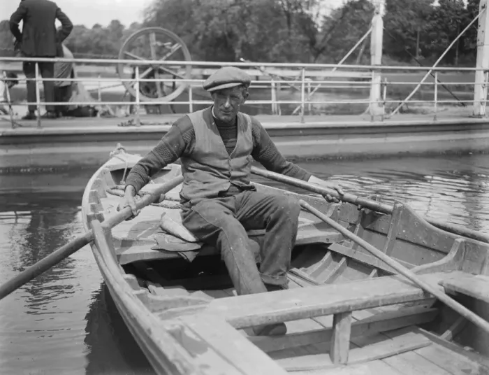 Framed Print : Thames plunge of motor car. The motor car carrying a party of five which plunged