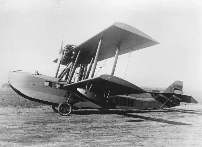 Framed Print : Thames seine flights, daily service hoped for. The amphibian plane which will Framed Print : Thames seine flights, daily service hoped for. The amphibian plane which will
