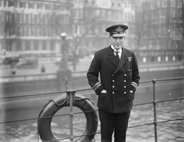 Framed Print : Thames thrill rescue. Lt Com Michell, of HMS President, lying off Thames Embankment Framed Print : Thames thrill rescue. Lt Com Michell, of HMS President, lying off Thames Embankment