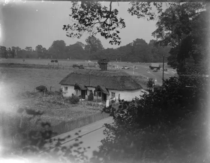 Framed Print : Thatched cottage at Perry Street, Chislehurst, Kent. 1935 Framed Print : Thatched cottage at Perry Street, Chislehurst, Kent. 1935