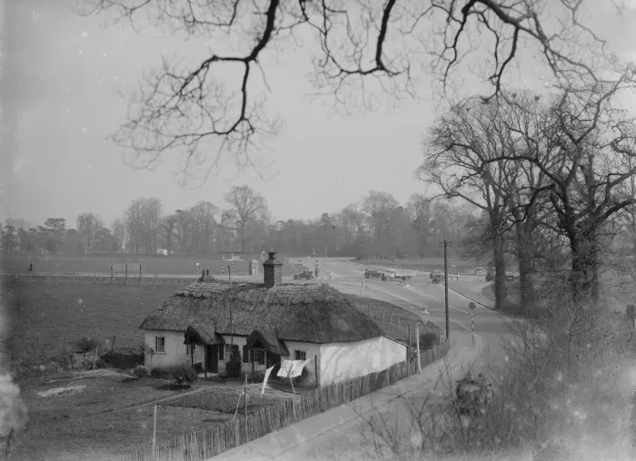 Framed Print : Thatched cottage at Perry Street, Chislehurst, Kent. 1935 Framed Print : Thatched cottage at Perry Street, Chislehurst, Kent. 1935