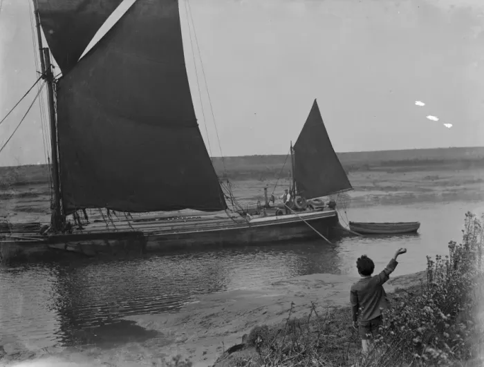 Framed Print : Themes Sailing barge making its way down the river at Dartford, Kent