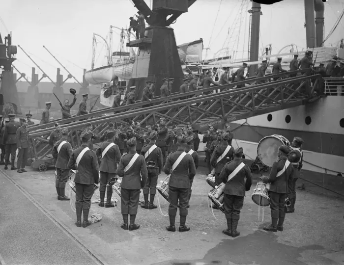 Framed Print : Thousand troops, including reservists, leave for Palestine. Brought to Southampton Framed Print : Thousand troops, including reservists, leave for Palestine. Brought to Southampton