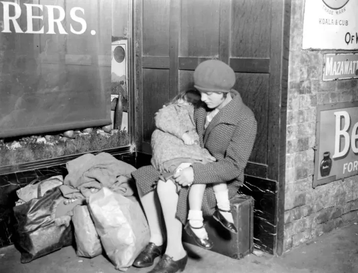 Framed Print : Tired children waiting at London Bridge Station for a train to take them hop picking Framed Print : Tired children waiting at London Bridge Station for a train to take them hop picking