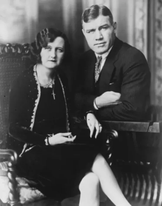 Framed Print : Tom Heeney with his bride. He is returning to America to try for the title. 26