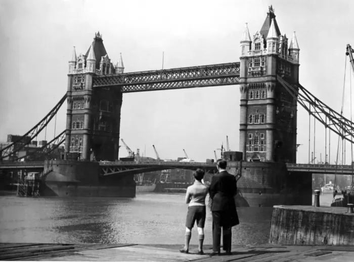 Framed Print : Tower Bridge, London 15th November 1946 Framed Print : Tower Bridge, London 15th November 1946