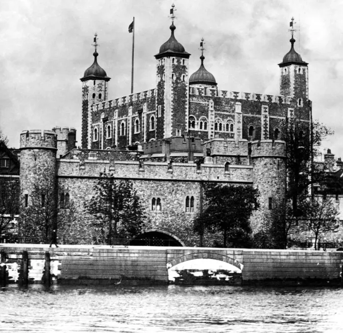 Framed Print : Tower of London early 1900s Framed Print : Tower of London early 1900s