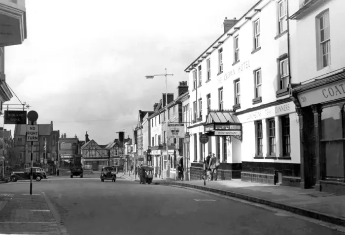 Framed Print : Town Centre and Crown Hotel, East Grinstead, Sussex