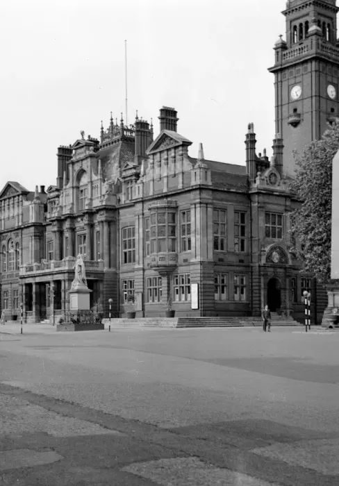Framed Print : The Town Hall with a Queen Victoria statue in front, Leamington Spa, Warwickshire Framed Print : The Town Hall with a Queen Victoria statue in front, Leamington Spa, Warwickshire