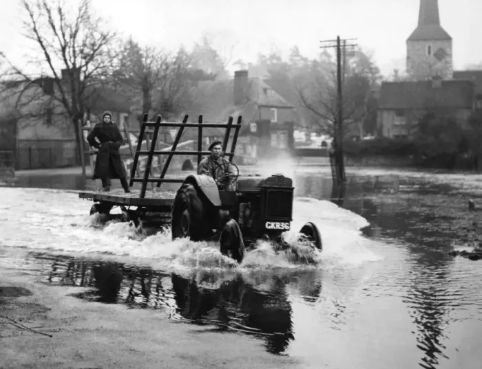 Framed Print : Only tractors could get through the floods at Eynsford, Kent, when the river Darent Framed Print : Only tractors could get through the floods at Eynsford, Kent, when the river Darent