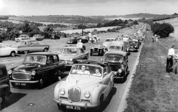 Framed Print : Traffic hold up Death Hill Farningham 1st August 1960