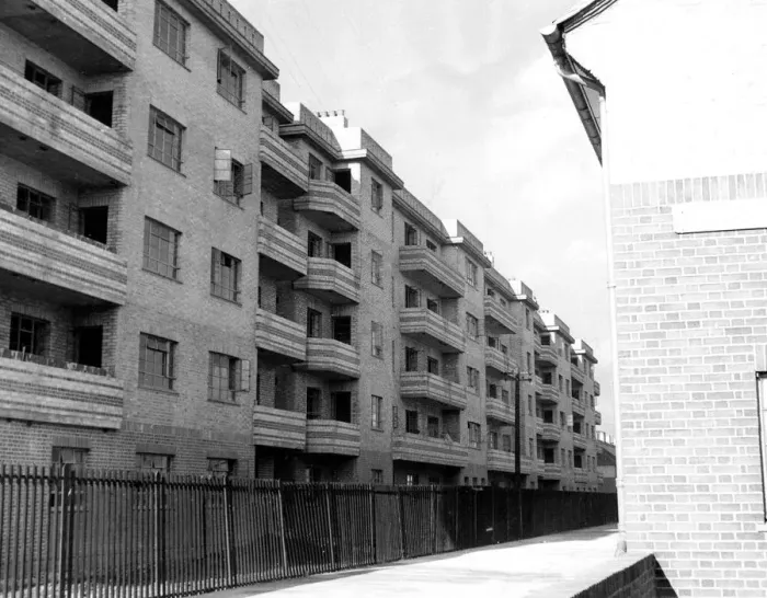 Framed Print : Transformation in east London. Since the war ended Britain has built 374, 256 permanent houses
