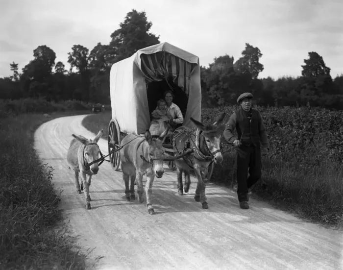 Framed Print : Not troubled by any transport difficulties. A picturesque snapshot on an Oxfordshire by - road Framed Print : Not troubled by any transport difficulties. A picturesque snapshot on an Oxfordshire by - road
