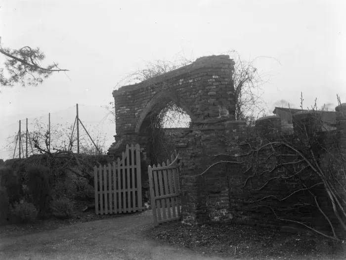 Framed Print : Tudor gateway in Scadbury Park in Chislehurst, Kent. 1937