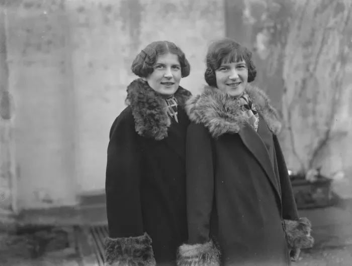 Framed Print : Twin daughters of Mr F O Salisbury, the painter, agree to differ. Monica Spares her tresses Framed Print : Twin daughters of Mr F O Salisbury, the painter, agree to differ. Monica Spares her tresses