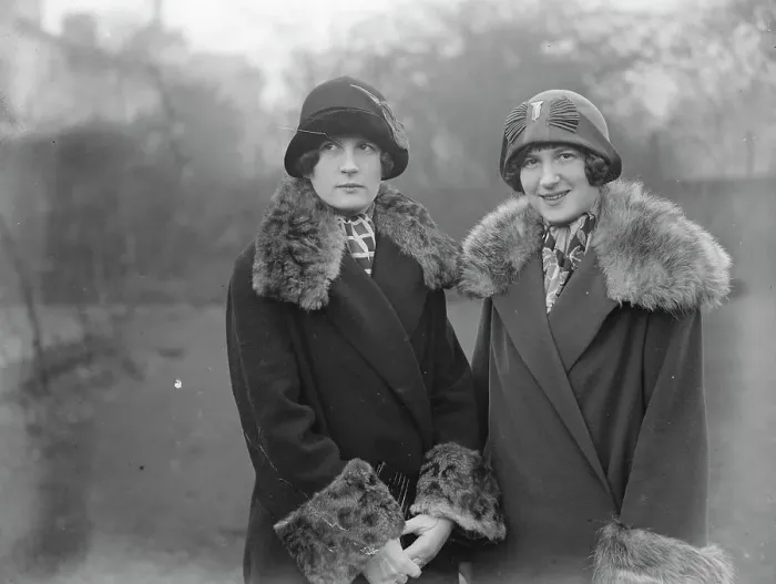 Framed Print : Twin daughters of Mr F O Salisbury, the painter, agree to differ. Monica Spares her tresses