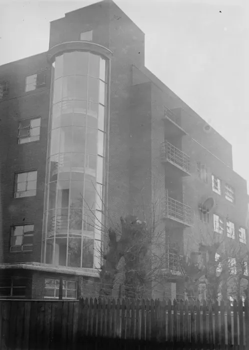 Framed Print : The ultra modern Royal Masonic Hospital at Ravenscourt Park, Hammersmith, London