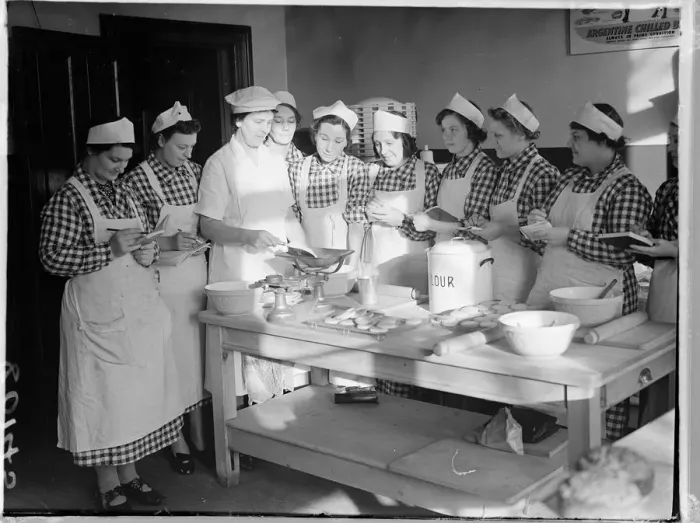 Framed Print : Unemployed women learn to be canteen cooks in London Framed Print : Unemployed women learn to be canteen cooks in London