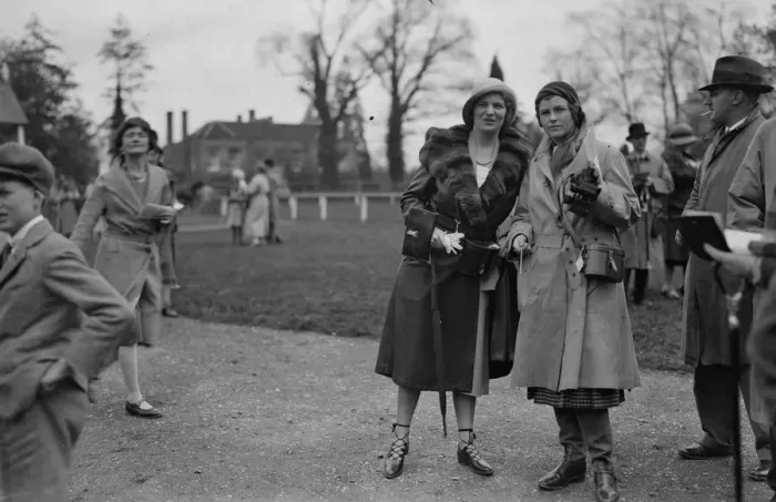 Framed Print : The United Hunt race meeting at Lingfield Park racecourse. The Honourable Mrs Walter Burrell