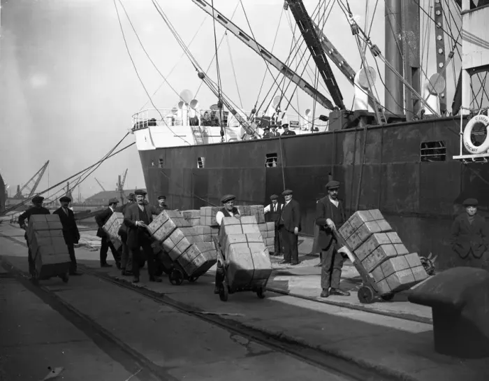 Framed Print : Unloading tea at Tilbury Docks from the SS Glenarra. 5 March 1924 Framed Print : Unloading tea at Tilbury Docks from the SS Glenarra. 5 March 1924
