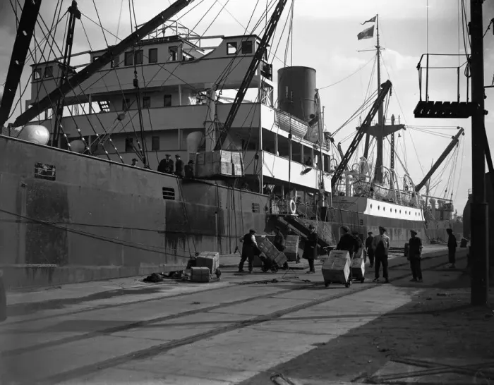 Framed Print : Unloading tea at Tilbury Docks from the SS Glenarra. 5 March 1924 Framed Print : Unloading tea at Tilbury Docks from the SS Glenarra. 5 March 1924