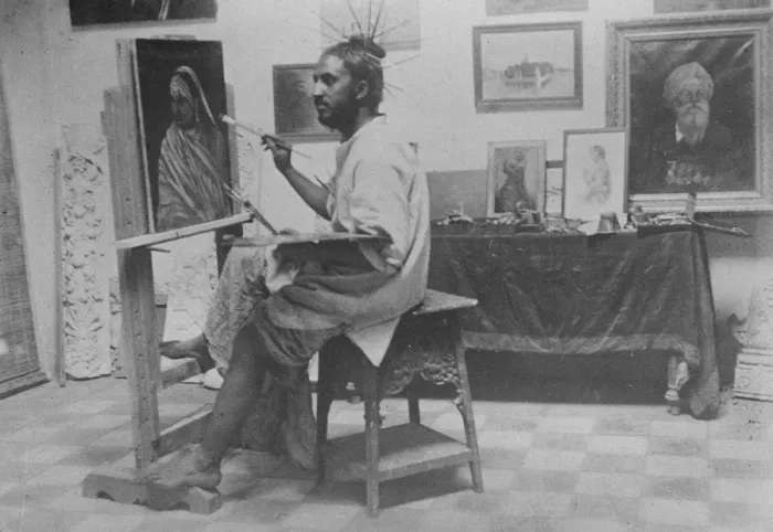 Framed Print : Uses his head as a brush pot Sirdar Sukhoharn Singh, a well known artist in India Framed Print : Uses his head as a brush pot Sirdar Sukhoharn Singh, a well known artist in India